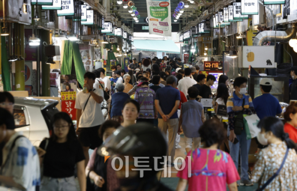 ▲26일 서울 마포구 망원시장을 찾은 시민들이 장을 보고 있다.  (조현호 기자 hyunho@)