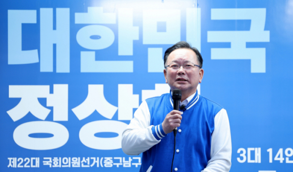 ▲김부겸 더불어민주당 상임공동선대위원장이 2일 대구 중구 동성로를 찾아 대구에 출마한 각 지역구 후보들의 지지를 호소하고 있다. 2024.04.02. (뉴시스)