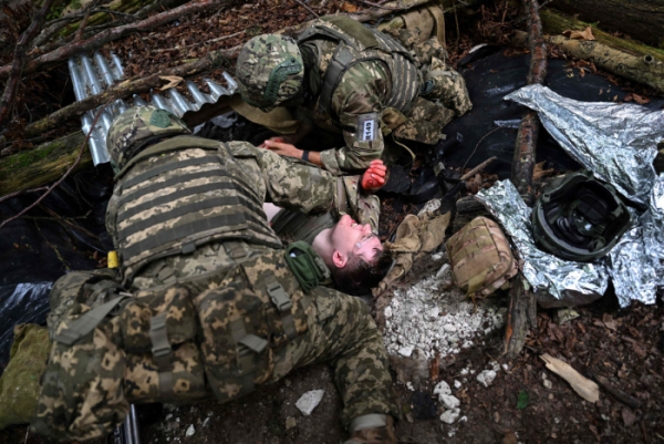 ▲영국 서던잉글랜드에서 22일(현지시간) 우크라이나 병사들이 훈련하고 있다. 서던잉글랜드(영국)/AFP연합뉴스