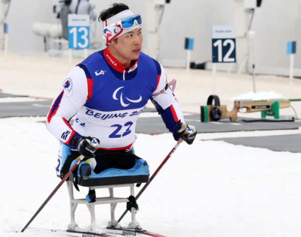 ▲'2022 베이징패럴림픽' 바이애슬론 인디비주얼 남자 좌식 12.5km 경기의 원유민 (뉴시스)