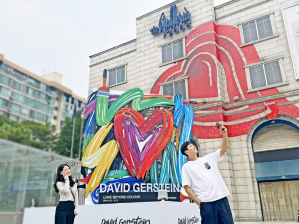 ▲갤러리아백화점 서울 명품관 이스트 광장에 걸스타인의 작품 ‘그래피티 하티스트 엑스라지(Graffiti Heartist XL)’가 대형 조형물 앞에서 관람객들이 인증샷을 찍고 있다. (사진=갤러리아백화점)