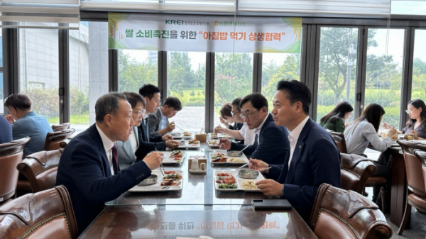 ▲ 한두봉 한국농촌경제연구원장(왼쪽)과 김주양 농협경제지주 산지도매본부장(오른쪽)을 비롯한 관계자들이 27일 한국농촌경제연구원 구내식당에서 점심식사를 함께하며 아침밥 먹기운동과 관련한 의견을 나누고 있다.

 (사진제공=농협경제지주)