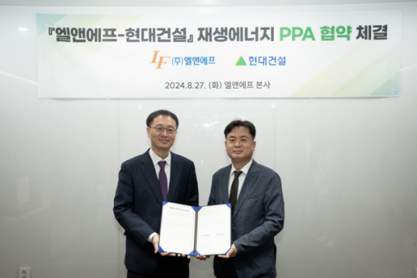 ▲27일 엘앤에프와 현대건설이 태양광 재생에너지 전력거래계약(PPA)을 위한 업무협약을 체결했다. 협약식에는 박남원 엘앤에프 전략기획부문 상무와 차영일 현대건설 인프라투자개발실 상무 등 주요 관계자들이 참석했다. (사진제공=엘앤에프)