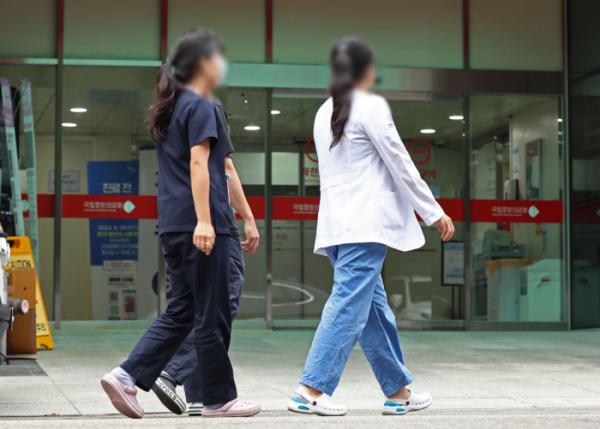 ▲전국보건의료산업노동조합(보건의료노조)이 오는 29일 파업 돌입을 밝힌 가운데 27일 서울 국립중앙의료원에서 의료진이 걸어가고 있다.  (연합뉴스)