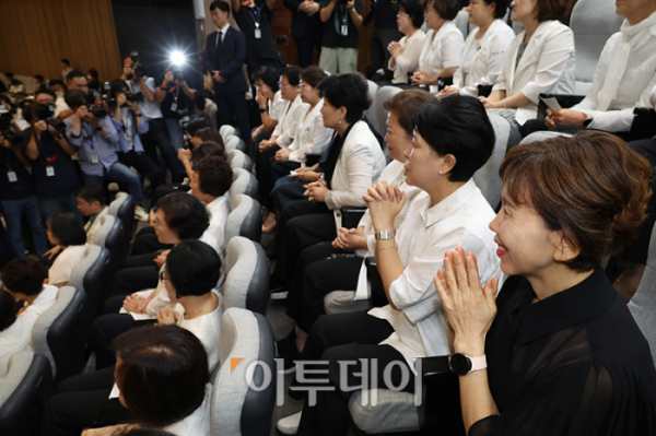 ▲28일 서울 여의도 국회 본회의에서 의료공백 장기화로 현장에 투입된 진료지원(PA) 간호사 합법화 근거를 담은 '간호법안'이 가결되자 방청하던 전현직 간호사들이 기뻐하고 있다. 고이란 기자 photoeran@