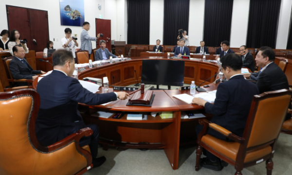 ▲신성범 국회 정보위원회 위원장이 28일 국회에서 열린 국회 정보위원회 전체회의에서 의사봉을 두드리고 있다. (연합뉴스)