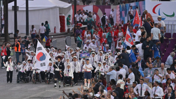 ▲28일(현지시간) 프랑스 파리 콩코드 광장에서 열린 2024 파리 패럴림픽 개막식에서 기수 최용범(카누)을 선두로 대한민국 선수단이 입장하고 있다. 사진공동취재단. (연합뉴스)