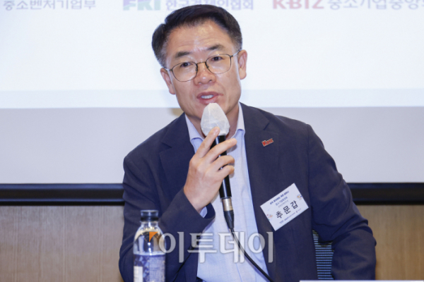 ▲추문갑 중소기업중앙회 경제정책본부장이 29일 서울 영등포구 FKI타워 컨퍼런스센터에서 열린 상속·증여제도 개편 세미나에서 토론을 하고 있다. 이투데이, 중소벤처기업정책학회, 법무법인 화우가 공동 주최하는 이번 행사는 가업승계 상속·증여제도 개편과 관련해 사회적 인식과 산업 발전을 위한 합리적인 제도 정착 등에 대한 의견을 나누고 해결책과 대응 방안을 모색하는 자리다. 조현호 기자 hyunho@