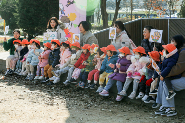 ▲11월 19일은 '아동학대 예방의 날'이다. 아동학대 방지에 대한 관심을 높이기 위해 정부가 제정한 법정기념일이다. 지난해 아동학대 예방의 날을 앞두고 강원 춘천시 의암공원에서 아동학대 예방 캠페인에 참여한 진심어린이집 원아들과 보육교사의 모습. (연합뉴스)