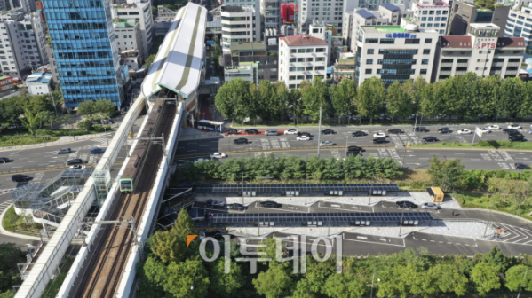 ▲당산역 광역환승센터 개통을 하루 앞둔 30일 서울 영등포구 당산역 광역환승센터 개통 전 모습. 9개 광역버스 노선이 동시에 정차할 수 있는 당산역 광역환승센터는 올림픽대로에서 환승센터로 진입하는 램프와 노들로로 이어지는 회차로를 갖추고 있다. 환승센터는 31일 첫차부터 운영을 시작한다. 조현호 기자 hyunho@