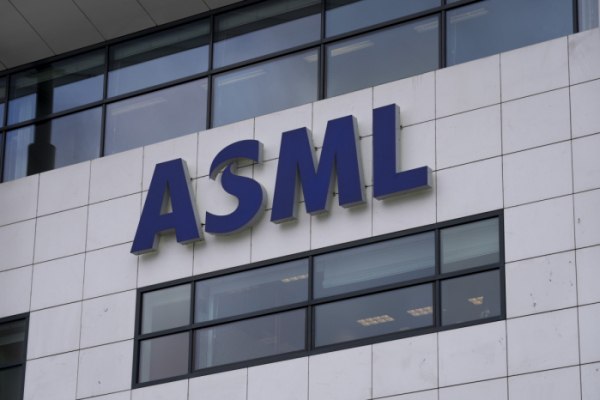 ▲네덜란드 벨트호벤에 있는 ASML 본사에 회사 로고가 보인다. 벨트호벤(네덜란드)/AP뉴시스