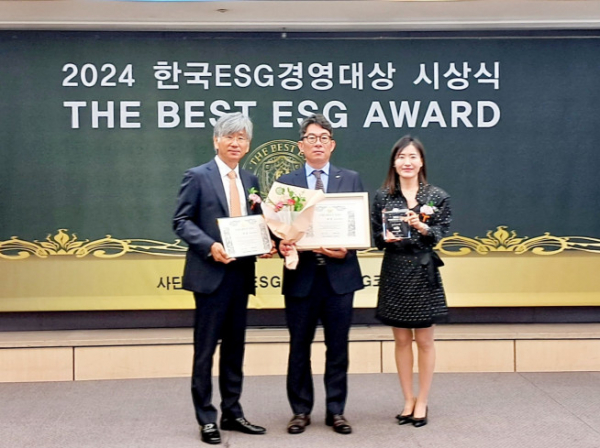 ▲30일 서울 중구 한국언론진흥재단 19층에서 개최된 2024 한국ESG경영대상 'THE BEST ESG’ 시상식에서 송영환 LH 기획조정실장(가운데), 윤재은 한국ESG위원회 이사장(왼쪽), 유연정 ESG코리아뉴스 대표가 LH 공공기관 부문 대상 수상 기념 촬영을 하고 있다. (자료제공=한국토지주택공사(LH))