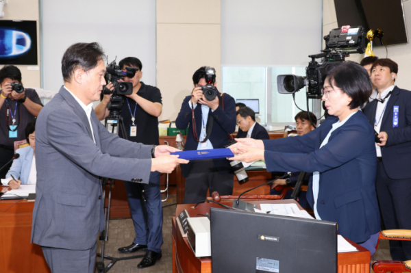 ▲김태규 방송통신위원장 직무대행이 14일 오전 서울 여의도 국회에서 열린 과학기술정보방송통신위원회 전체회의 불법적 방문진 이사 선임 등 방송장악 관련 2차 청문회에서 최민희 위원장에게 선서문을 제출하고 있다.  (뉴시스)