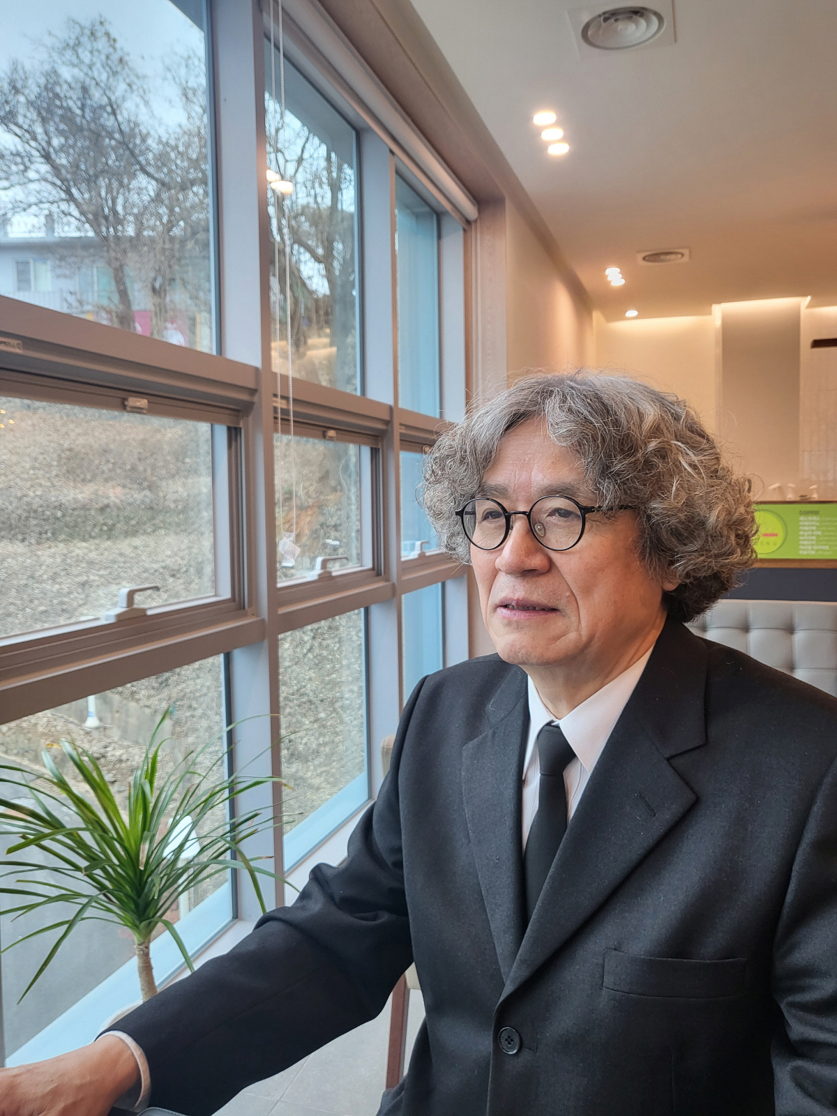 [김정래 칼럼] 퇴행적 역할모델 언제까지 보여줄 건가
