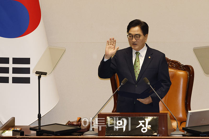 ▲2일 서울 여의도 국회 본회의장에서 열린 제22대 국회 개원식 겸 정기회 개회식에서 우원식 국회의장이 국회의원 선서를 하고 있다. 고이란 기자 photoeran@