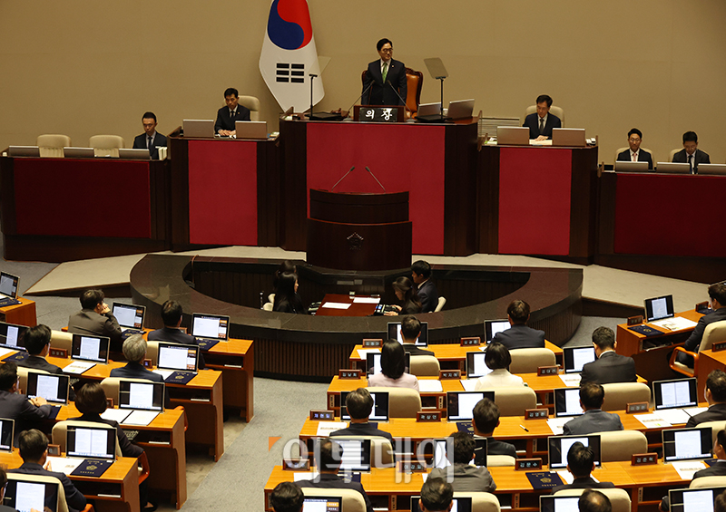 ▲2일 서울 여의도 국회 본회의장에서 열린 제22대 국회 개원식 겸 정기회 개회식에서 우원식 국회의장이 개원사를 하고 있다. 이 자리에 윤석열 대통령은 불참했다. 대통령의 국회 개원식 불참은 1987년 제6공화국 체제 이후 처음이다. 고이란 기자 photoeran@