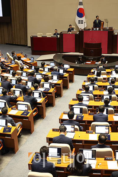 ▲2일 서울 여의도 국회 본회의장에서 열린 제22대 국회 개원식 겸 정기회 개회식에서 우원식 국회의장이 개원사를 하고 있다. 이 자리에 윤석열 대통령은 불참했다. 대통령의 국회 개원식 불참은 1987년 제6공화국 체제 이후 처음이다. 고이란 기자 photoeran@