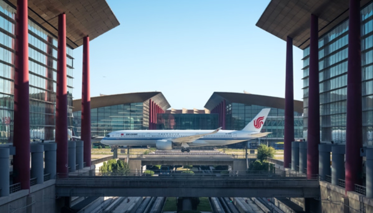 ▲에어차이나 여객기가 베이징공항 터미널에서 이동하고 있다.  (출처 BCIA)