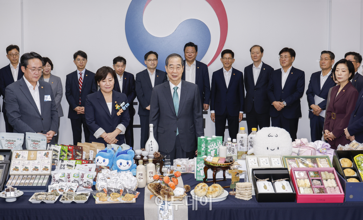 ▲한덕수 국무총리가 3일 서울 종로구 정부서울청사에서 열린 농수산식품 소비촉진 행사에서 인사말을 하고 있다. 이날 한 총리와 국무위원들은 국가최고 회의기구인 국무회의장을 민생 프로모션장으로 활용해 쌀·한우·전복 등 추석 민생 선물세트를 홍보했다. 조현호 기자 hyunho@