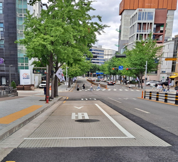 ▲버스정류장 내 도로 콘크리트 공사 후의 모습. (자료제공=강남구)