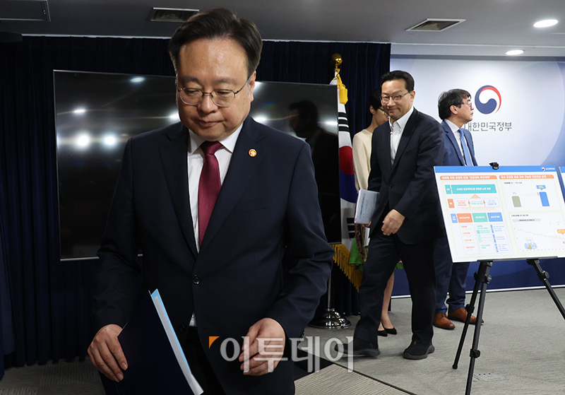 ▲조규홍 보건복지부 장관이 4일 서울 종로구 정부서울청사에서 연금개혁 추진계획 관련 브리핑을 마치고 퇴장하고 있다. 고이란 기자 photoeran@