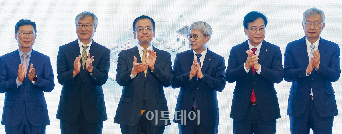 ▲최상목(왼쪽 세번째부터) 경제부총리 겸 기획재정부 장관과 윤희성 한국수출입은행장, 송언석 국회 기획재정위원회 위원장 등 참석자들이 5일 서울 영등포구 한국수출입은행에서 열린 공급망안전화기금 출범식에서 테이프 컷팅을 마친 후 박수를 치고 있다. 조현호 기자 hyunho@