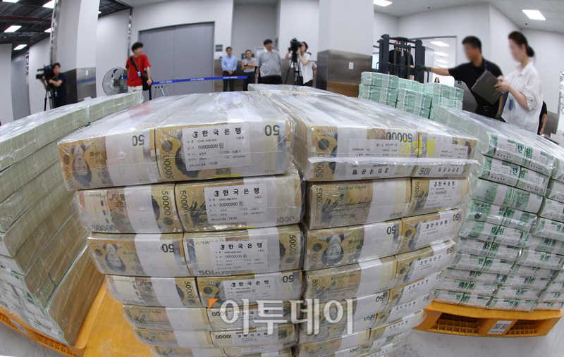 ▲추석 연휴를 앞둔 5일 서울 중구 한국은행 본점에서 현금 운송 관계자들이 시중은행에 공급될 추석 자금 방출 작업을 하고 있다. 사진공동취재단