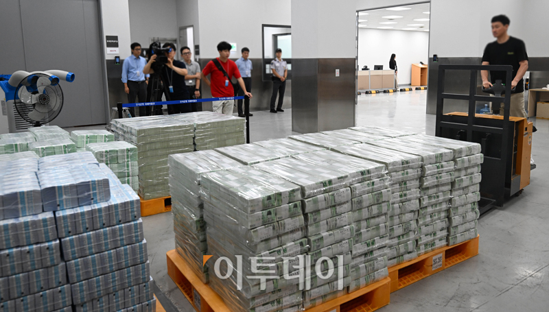 ▲추석 연휴를 앞둔 5일 서울 중구 한국은행 본점에서 현금 운송 관계자들이 시중은행에 공급될 추석 자금 방출 작업을 하고 있다. 사진공동취재단