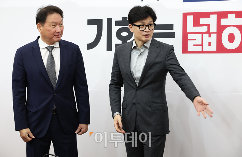 ▲최태원(왼쪽) 대한상공회의소 회장이 5일 서울 여의도 국회에서 한동훈 국민의힘 대표를 예방하고 있다. 고이란 기자 photoeran@