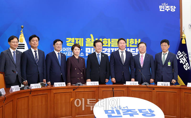 ▲최태원(오른쪽 세번째) 대한상공회의소 회장이 5일 서울 여의도 국회에서 이재명(오른쪽 네번째) 더불어민주당 대표를 예방하고 있다. 고이란 기자 photoeran@