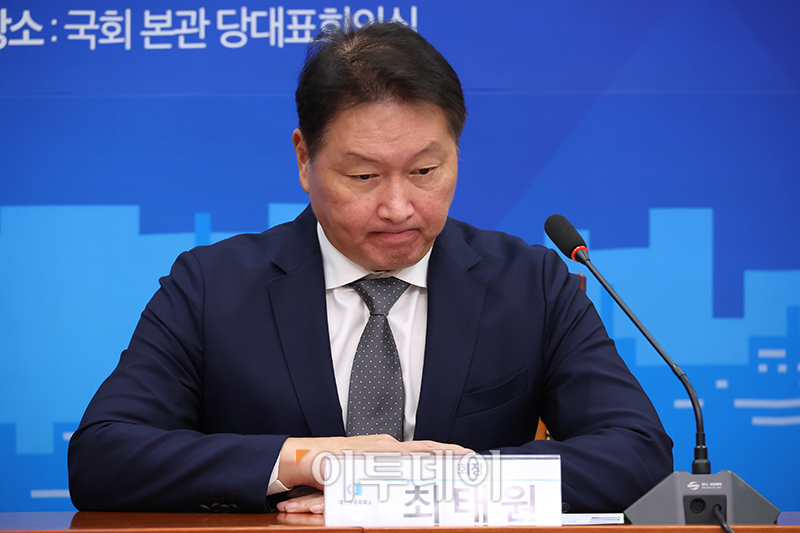 ▲최태원 대한상공회의소 회장이 5일 서울 여의도 국회에서 이재명 더불어민주당 대표를 예방하고 있다. 고이란 기자 photoeran@