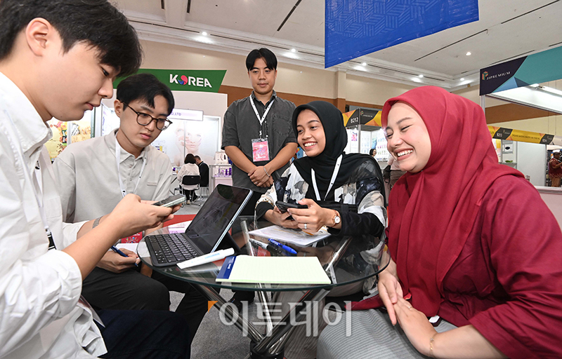 ▲5일 인도네시아 자카르타 JCC 전시장에서 열린 2024 자카르타 국제 프리미엄 소비재전에서 참가자들이 업체 관계자들과 상담하고 있다. 한국무역협회와 코엑스가 개최하는 이번 행사는 인도네시아의 수출시장 개척을 위해 국내 204개사와 해외 121개사가 참가하며 오는 8일까지 열린다. 자카르타=사진공동취재단