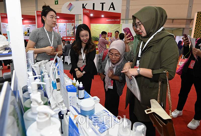 ▲5일 인도네시아 자카르타 JCC 전시장에서 열린 2024 자카르타 국제 프리미엄 소비재전에서 참가자들이 업체 관계자들과 상담하고 있다. 한국무역협회와 코엑스가 개최하는 이번 행사는 인도네시아의 수출시장 개척을 위해 국내 204개사와 해외 121개사가 참가하며 오는 8일까지 열린다. 자카르타=사진공동취재단