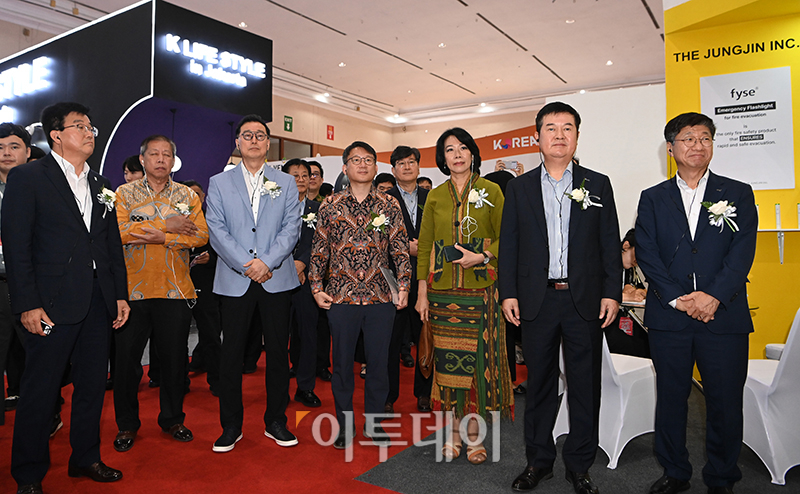 ▲6일 인도네시아 자카르타 JCC 전시장에서 열린 2024 자카르타 국제 프리미엄 소비재전 개막식에서 박수덕(가운데) 주인도네시아 대사대리와 김고현(오른쪽 두번째) 한국무역협회 전무, 이동기(오른쪽) 코엑스 대표가 참가자들과 전시장을 둘러보고 있다. 한국무역협회와 코엑스가 개최하는 이번 행사는 인도네시아의 수출시장 개척을 위해 국내 204개사와 해외 121개사가 참가하며 오는 8일까지 열린다. 자카르타=사진공동취재단