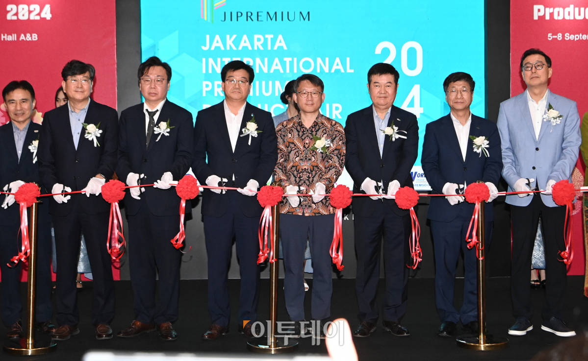 ▲6일 인도네시아 자카르타 JCC 전시장에서 열린 2024 자카르타 국제 프리미엄 소비재전 개막식에서 박수덕(왼쪽 다섯번째) 주인도네시아 대사대리와 김고현(왼쪽 여섯번째) 한국무역협회 전무, 이동기(왼쪽 일곱번째) 코엑스 대표가 참가자들과 테이프 커팅식에 앞서 기념촬영을 하고 있다. 한국무역협회와 코엑스가 개최하는 이번 행사는 인도네시아의 수출시장 개척을 위해 국내 204개사와 해외 121개사가 참가하며 오는 8일까지 열린다. 자카르타=사진공동취재단