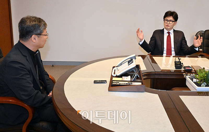 ▲한동훈(오른쪽) 국민의힘 대표가 6일 서울 중구 서울대교구청에서 서울대교구장인 정순택 대주교를 예방하고 있다. 국회사진취재단