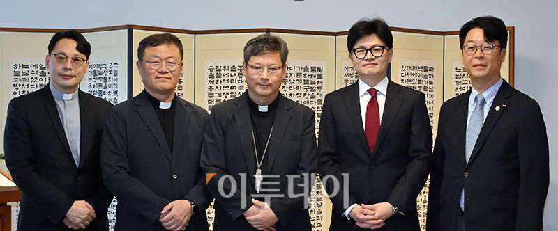 ▲한동훈 국민의힘 대표가 6일 서울 중구 서울대교구청에서 서울대교구장인 정순택 대주교를 예방하고 있다.  왼쪽부터 서울대교구 문화홍보국장 최광희 신부, 사무처장 정영진 신부, 정 대주교, 한 대표, 곽규택 수석대변인. 국회사진취재단