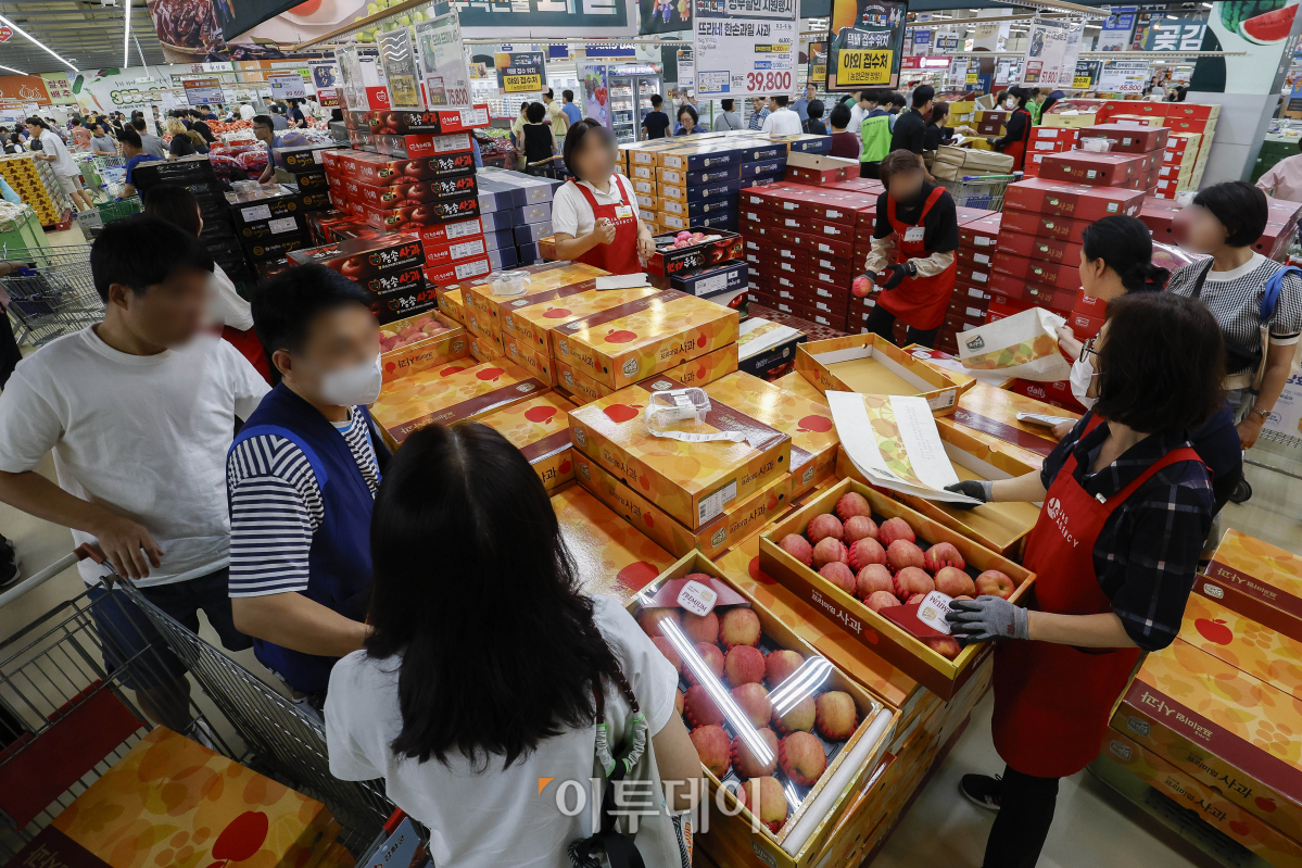 ▲추석 연휴를 일주일여 앞둔 8일 서울 시내 한 대형마트가 제수용품을 구매하려는 시민들로 북적이고 있다. 조현호 기자 hyunho@