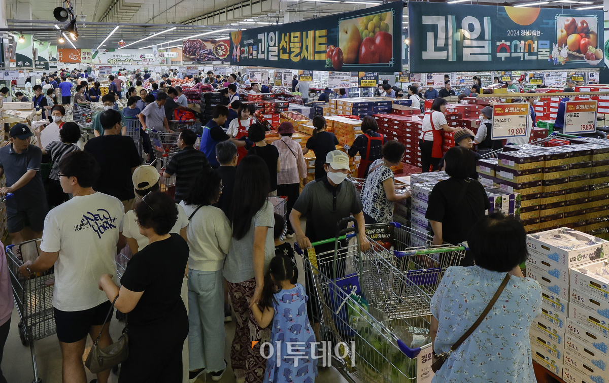 ▲추석 연휴를 일주일여 앞둔 8일 서울 시내 한 대형마트가 제수용품을 구매하려는 시민들로 북적이고 있다. 조현호 기자 hyunho@
