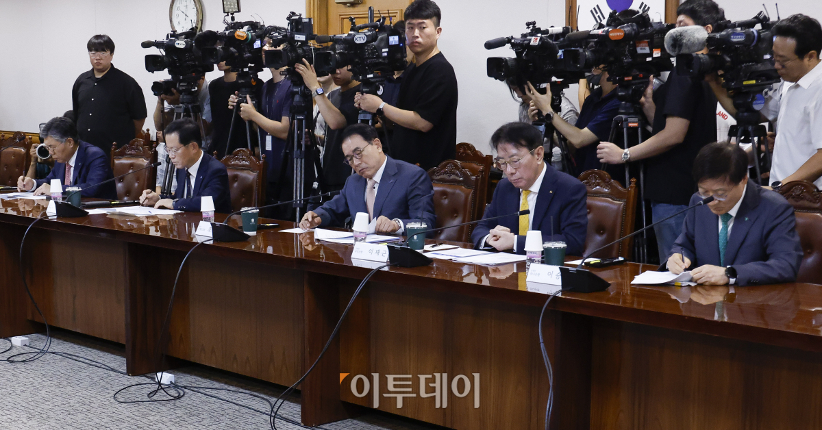 ▲10일 서울 중구 은행연합회에서 열린 금융감독원장-은행장 간담회에서 국내 은행장들이 이복현 금융감독원장의 모두발언을 듣고 있다. 조현호 기자 hyunho@