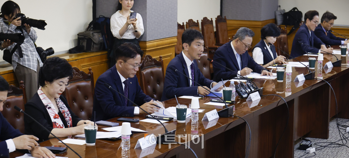 ▲이복현 금융감독원장이 10일 서울 중구 은행연합회에서 열린 금융감독원장-은행장 간담회에서 모두발언을 하고 있다. 조현호 기자 hyunho@