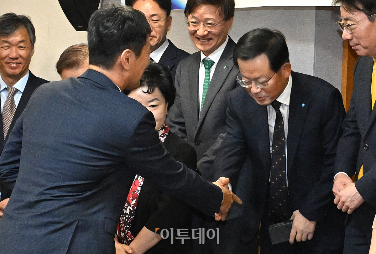 ▲이복현(왼쪽) 금융감독원장이 10일 서울 중구 은행연합회에서 열린 금융감독원장-은행장 간담회에 참석하며 조병규 우리은행장과 악수를 하고 있다. 조현호 기자 hyunho@