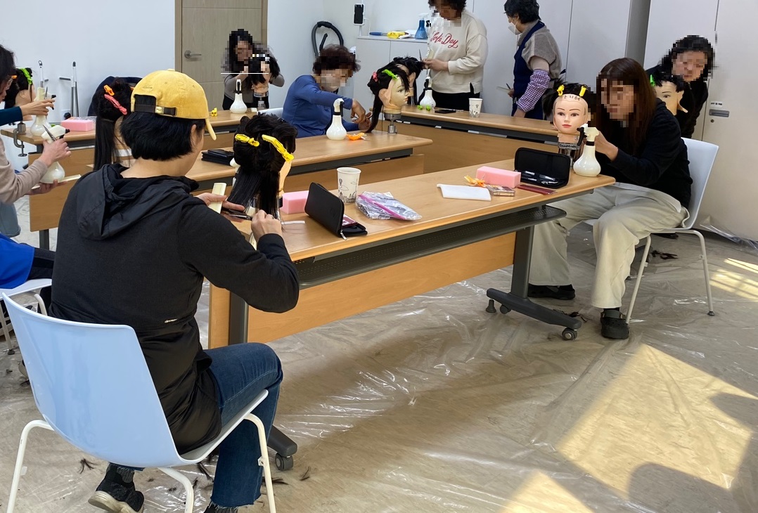 ▲송파구 발달장애인 부모들이 미용교육을 받고 있다. 사진제공-송파구