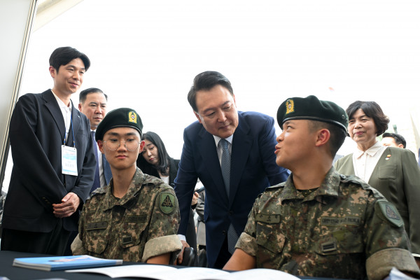 ▲윤석열 대통령이 10일 서울 용산구 전쟁기념관에서 열린 제대군인 취·창업 박람회를 방문, 장병들과 대화하고 있다.  (사진제공=대통령실 )