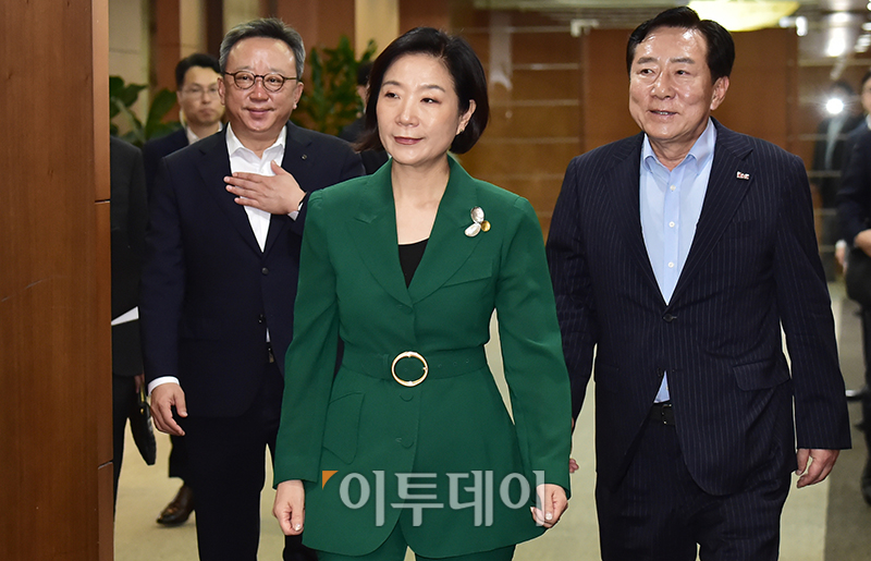 ▲오영주 중소벤처기업부 장관이 11일 서울 중구 신한은행 본점에서 열린 2024년도 금융지원위원회에 참석하고 있다. 왼쪽부터 정상혁 신한은행장, 오 장관, 김기문 중소기업중앙회장. 고이란 기자 photoeran@