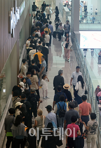 ▲11일 인천국제공항 제2여객터미널에 라운지를 이용하려는 여행객들이 붐비고 있다. 고이란 기자 photoeran@