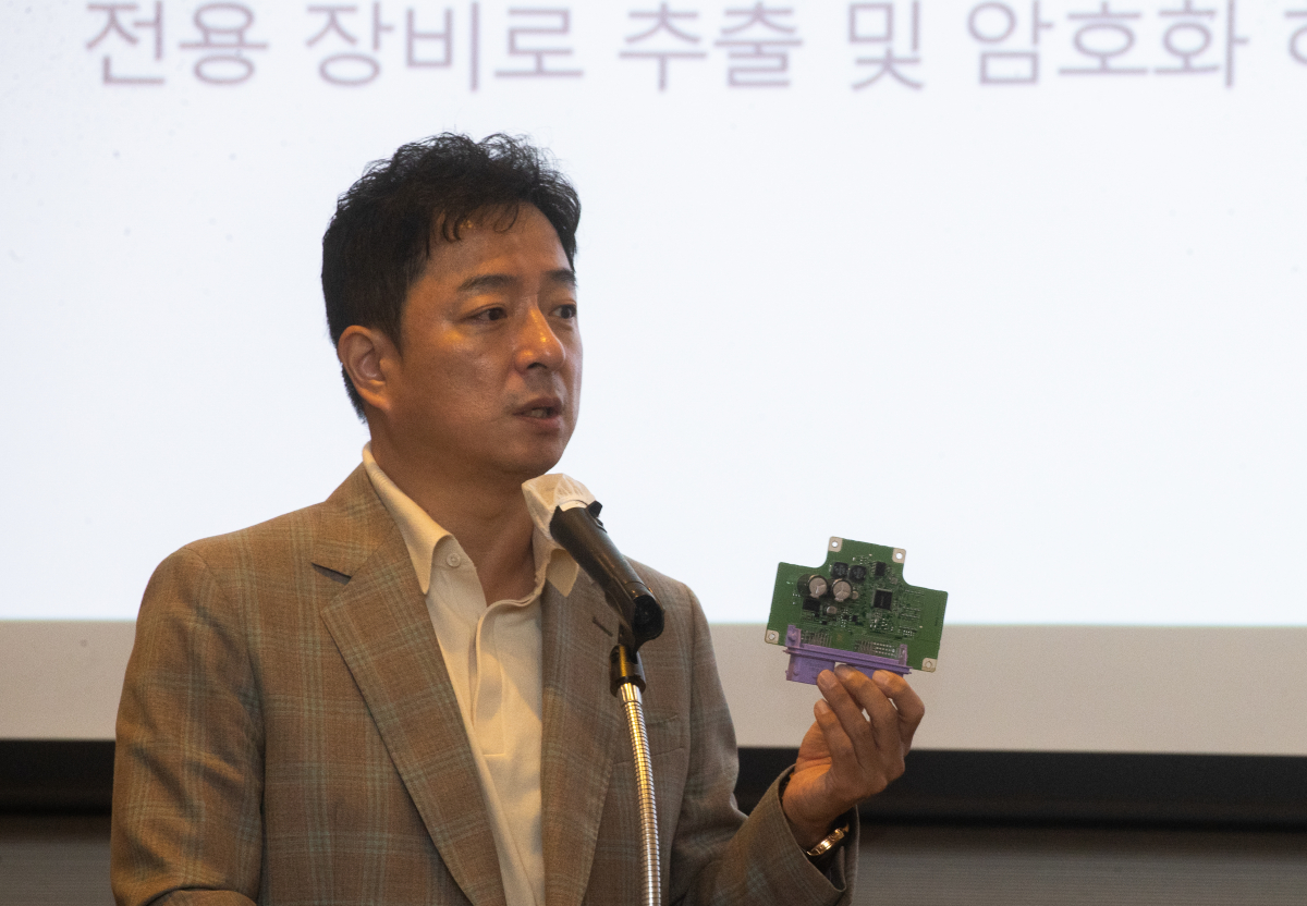 ▲최영석 원주한라대 교수가 12일 서울 여의도 FKI컨퍼런스센터에서 한국자동차모빌리티산업협회(KAMA), 한국수입자동차협회(KAIDA)가 개최한 '자동차 급발진 의심사고 관련 설명회'에서 EDR 장치와 관련해 발표하고 있다. (연합뉴스)