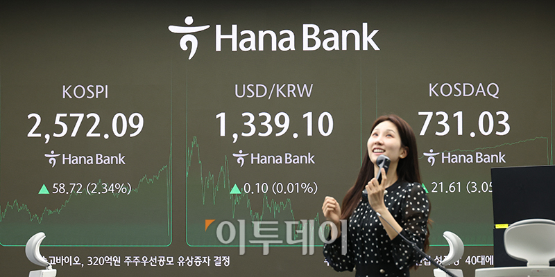 ▲12일 서울 중구 하나은행 딜링룸 전광판에 코스피 지수가 전 거래일보다 58.72포인트(2.34%) 오른 2572.09를 나타내고 있다. 코스닥 지수는 전 거래일보다 21.61포인트(3.05%) 상승한 731.03에 거래를 마쳤다. 고이란 기자 photoeran@
