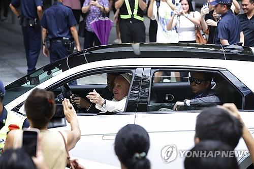 ▲프란치스코 교황이 지난 12일 싱가포르에서 아이오닉5를 탄 채 이동하고 있다. (AP/연합뉴스)