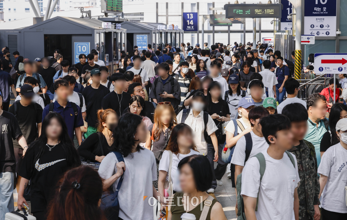 ▲추석 연휴 마지막 날인 18일 서울 용산구 서울역에 도착한 귀경객들이 분주히 이동하고 있다. 조현호 기자 hyunho@